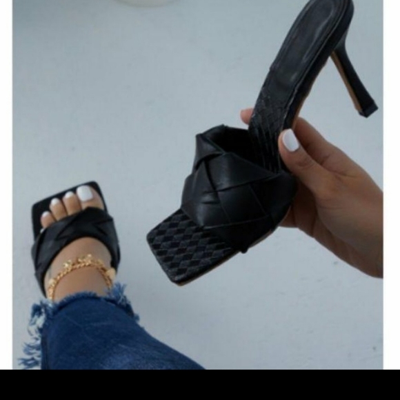 Black leather heels - Picture 2 of 6